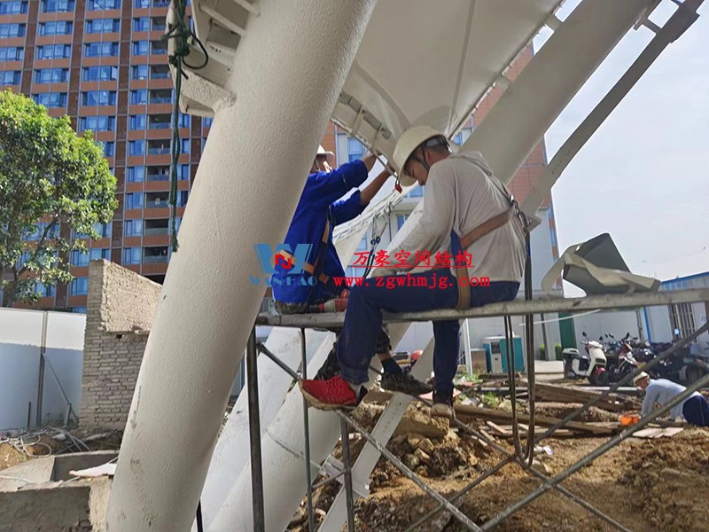 寧波諾丁漢大學室外運動場地改擴建項目膜結構工程膜結構安裝中