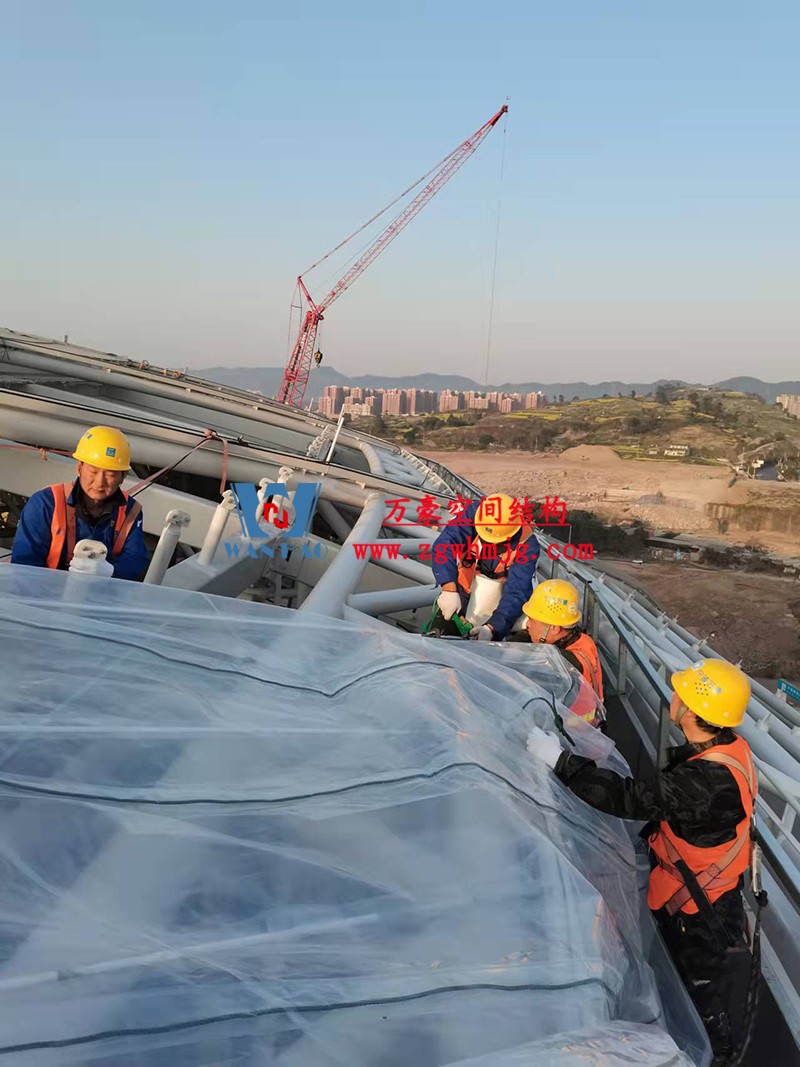 祝賀“我司重慶龍興足球場屋面及立面ETFE膜結構工程榮獲定制錦旗和表揚信”